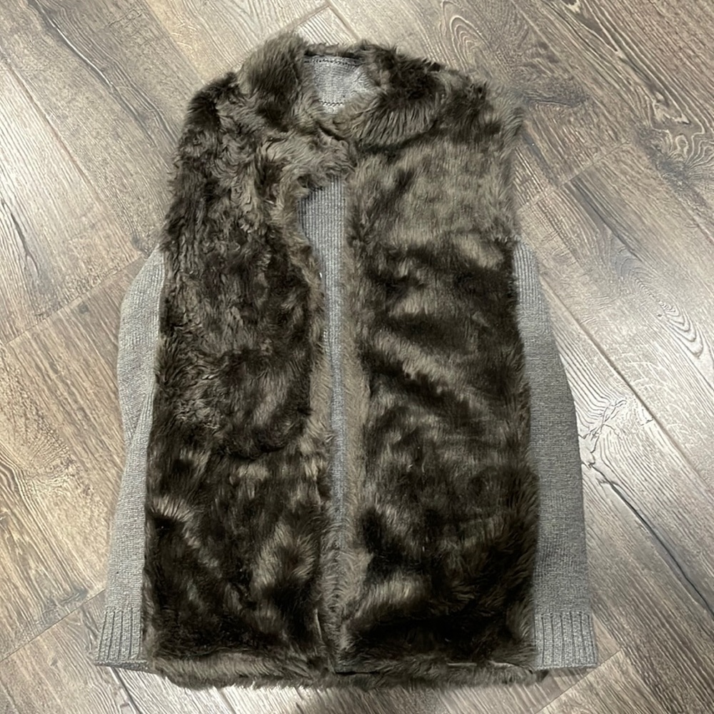🤍It’s reversible !!!! ❄️Cozy and warm sweater vest! Two looks in one vest! ❄️
